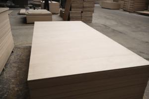 Panneau de contreplaqué en bois d'hévéa du Vietnam 4x8, surface plane poncée des deux côtés - Product Image 2