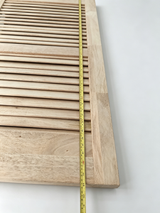 Volet en bois à lamelles horizontales, teinté brun naturel, design minimaliste pour fenêtre de maison ou de bureau - Product Image 3