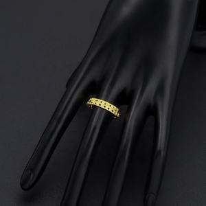 Vente en gros de nouvelles bagues en laiton plaqué or pour femmes, forme de fleur classique, pour les fêtes et les fiançailles - Product Image 2