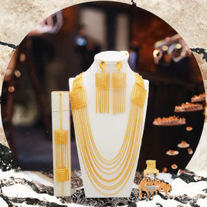 ชุดเครื่องประดับหรูหราเคลือบทอง 24K จาก Jingyue Fashion ประกอบด้วยสร้อยคอ แหวน กำไลข้อมือ ต่างหู สำหรับผู้หญิง เหมาะสำหรับงานหมั้น งานครบรอบ สไตล์อินเดีย - Product Image 3