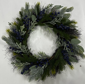 Corona Navideña de Alta Calidad, Diseño Superior, Hecha a Mano, de 22 Pulgadas, con Flores Artificiales de Cedro y Acebo con Bayas - Product Image 3