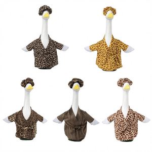 Nueva Decoración Navideña de Jardín con Figura de Ganso en Bata con Estampado de Leopardo, de Poliéster, para Porche Estilo Americano - Product Image 5
