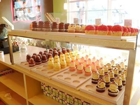 Design d'intérieur de boulangerie, style rétro luxueux, boutique de desserts, vitrine en verre transparent, étagères en bois à plusieurs niveaux