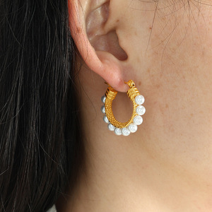 ต่างหูแบบห่วง ประดับลูกปัดทอง มุกเกรด AA ดีไซน์เรขาคณิต ใส่ได้ทุกวัน รุ่น EH141 - Product Image 4