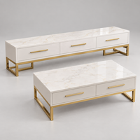 Ensemble meuble TV et table basse WYRAX Jewelry Store Lounge blanc avec dessus aspect marbre, console à trois tiroirs et bases ouvertes dorées