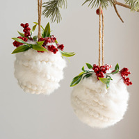 Nouvelle décoration de Noël créative en forme de boule de mousse verte avec baies rouges enveloppées de blanc