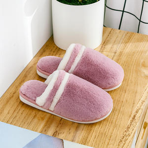 Pantuflas de invierno cálidas y suaves de felpa para mujer, con punta cerrada, antideslizantes y acolchadas, ideales para el hogar. - Product Image 3