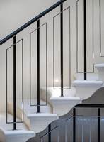 Escalier en acier et bois droit moderne et durable CBMmart pour usage intérieur en villa