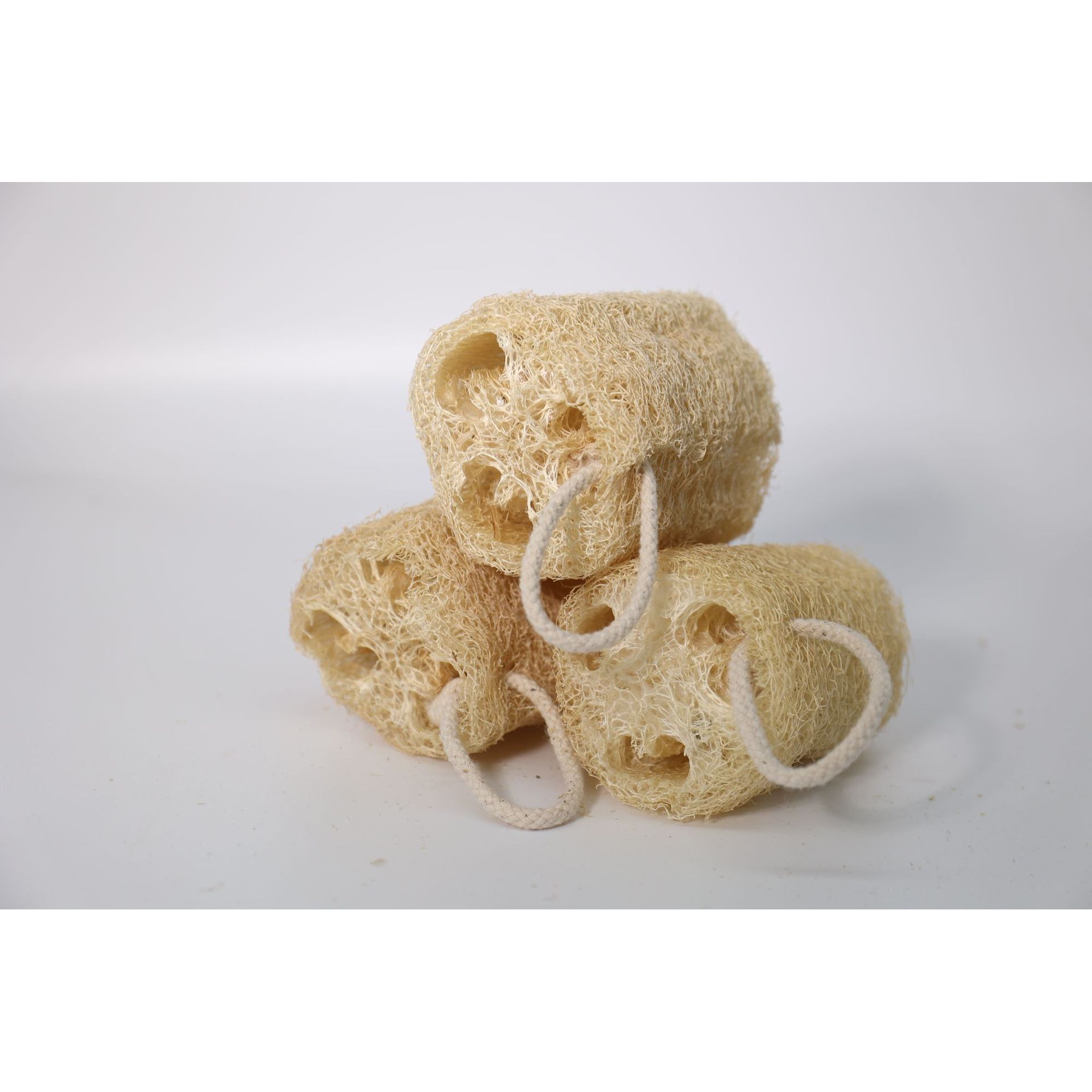 Coupez l'éponge luffa (corde souple) à 10 cm l'une de l'autre.