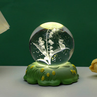 Boule de cristal éclairée par LED de gravure décorative brillante avec sculpture intérieure 3D pour la décoration intérieure et le cadeau de souvenirs