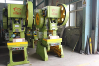 Presse mécanique HUAXIA J23-63, haute efficacité, 50-60 fois/min, facile à utiliser pour le poinçonnage du métal et de l'acier, garantie 2 ans