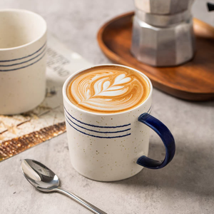 Nouvelle conception, bonne qualité, tasse en céramique bleu foncé à motif de dessin animé, finition mate personnalisée, grès de qualité supérieure, classique, compatible lave-vaisselle et micro-ondes - Product Image 3