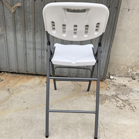 Tabouret de bar commercial blanc pliable en HDPE avec poignée de transport, pliable, pour intérieur et extérieur, idéal pour la restauration, les hôtels, les banquets et les entrepôts.