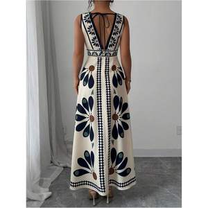 Robe longue d'été florale personnalisée pour femme, col en V, sans manches, coupe trapèze fluide, idéale pour les vacances, en tissu tissé respirant - Product Image 4