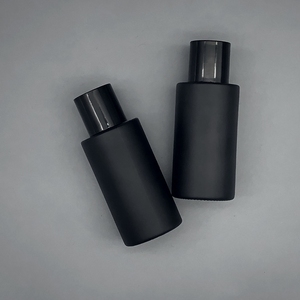 Design personalizzato bottiglia di profumo di vetro 50ml cilindrica opaca nera ricaricabile con spruzzatore d'oro - Product Image 4
