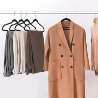 Moderne Goldene Kleiderbügel aus Kunststoff und Samt mit Individuellem Logo, Weiß & Schwarz, 50er-Pack, Rutschfest für Kleiderschränke