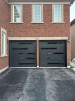 Puerta de Garaje Seccional BOCHARM Moderna de Aluminio, Madera y Acero Galvanizado, con Ventanas de Vidrio Negro Aisladas, Eléctrica y con Aislamiento Acústico
