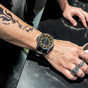 Montre Table Ronde des Douze Chevaliers, Cadeau de Saint-Valentin pour petit ami, Chevalier tridimensionnel personnalisé, Tendance masculine - Product Image 1