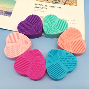 Limpiador de Brochas de Maquillaje de Silicona en Forma de Corazón - Diseño Plegable con Esponja Rosa Gratis, Portátil y de Secado Rápido para una Fácil Limpieza - Product Image 5