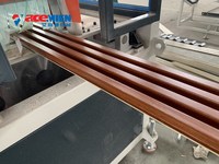 Ligne d'extrusion de profilés de clôture en plastique composite WPC PVC pour la décoration intérieure