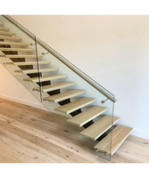 Escalier mono-rampe moderne, durable et écologique pour intérieur, avec garde-corps en verre et construction acier-bois, garantie 5 ans