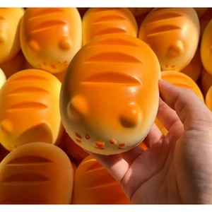 ขายส่ง: ขนมปังรูปแมวนุ่มฟู บีบแล้วคืนรูปช้าๆ ของเล่นบีบคลายเครียด - Product Image 1