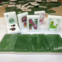Jeu de tuiles de mahjong américain en acrylique ivoire gravé sur mesure, luxueux, durable, pliable, portable, tapis de table, cadeau pour 4 joueurs, famille