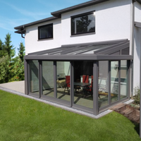 Véranda en aluminium et verre quatre saisons avec panneaux de toiture isolés, conception inclinée pour utilisation en extension de maison ou de patio