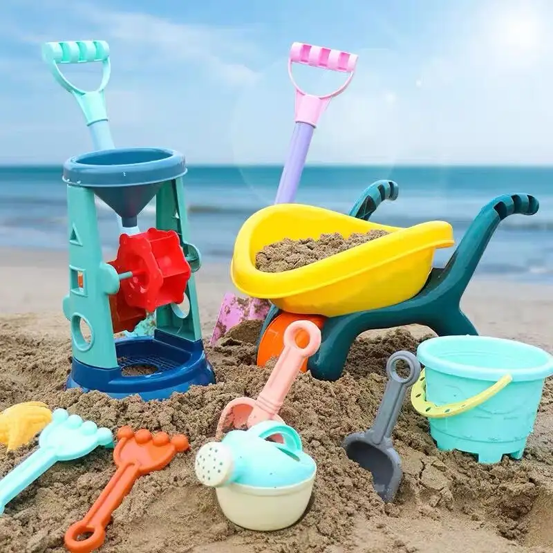 Plaisir de plage avec des jouets de sable entièrement équipés et le Kit de construction de château de sable comprend des pelles à sable, des seaux, des moules, des râteaux et plus encore