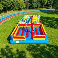 Aire de jeux gonflable géante pour toute la famille avec château gonflable et trampoline pour carnaval scolaire et journée sportive