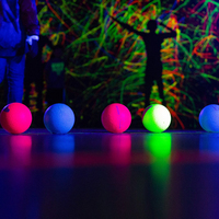 Sqarcade Black Light Dodge Ball : Jeu interactif lumineux pour parcs d'attractions, sports en intérieur, jeux de rassemblement, salles de jeux et activités d'équipe
