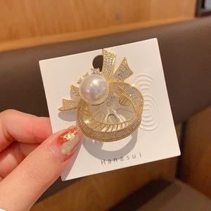 Nuevo Broche de Lujo, Exquisito Broche de Diamantes Brillantes y Perlas con Diseño de Flor en el Pecho, Broche de Alta Gama con Sentido del Diseño, Accesorio de Temperamento - Product Image 5