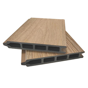 Lames de clôture WPC sur mesure, 2e génération, panneaux composites co-extrudés, résistance au vent, prévention des éclats, écologiques, pour villas et applications commerciales - Product Image 1