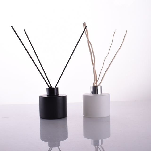 Black 100ml Aroma Oil Diffuser Glass Bottle Round White Color Reed Diffuser Glass Bottle With Fiber Diffuser Rattan Stick