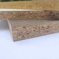 Planches de flocons impeccables Panneau de particules de mélamine en bois de pin de haute qualité Surface finie Utilisation intérieure garantie Approvisionnement court OSB