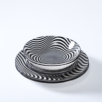 Service de table en céramique à motif tourbillonnant illusion d'optique noir et blanc