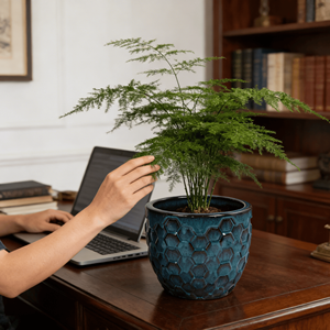 Maceta de Cerámica con Relieve Azul Turquesa Degradado Estilo Vintage Americano, Textura de Panal, Ecológica, Duradera, para Interiores - Product Image 4