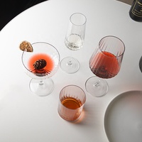 Verres à vin élégants à côtes, gobelets à cocktail polyvalents à rayures, verres à pied pour hôtel