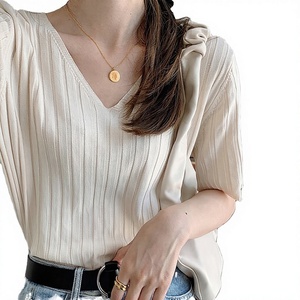 เสื้อยืดแขนสั้นคอวีทรงหลวม ผ้าถักย้อมสีพื้น ระบายอากาศได้ดี ไม่เป็นขุย แฟชั่นใหม่สำหรับผู้หญิง ฤดูร้อน/ฤดูใบไม้ผลิ - Product Image 3