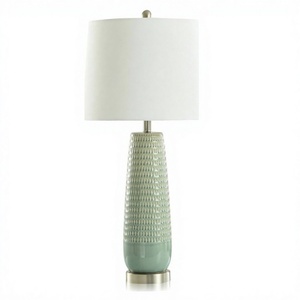 Lampe de table en céramique Starlite, finition gaufrée couleur sauge, abat-jour blanc, pour les marchés des États-Unis, du Royaume-Uni et du Moyen-Orient - Product Image 1