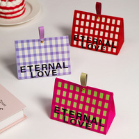 Boîte triangulaire à motif à carreaux avec poignée en cuir, emballage cadeau réutilisable pour bonbons, boîte en papier blanc vide, vente en gros