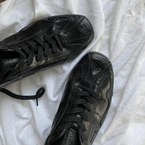 Chaussures pour femmes Printemps 2026 Nouveauté Baskets décontractées rétro en cuir de cheval véritable lavé à la main, effet vieilli, noires à lacets - Product Image 5