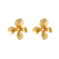 Anting-anting bunga bertekstur wanita, imitasi mutiara di tengah, anting-anting bunga vintage bohemian, perhiasan fesyen pesta sehari-hari