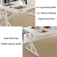 Table à manger en bois de luxe OEM avec motif marbre blanc, base croisée en laiton massif et bord poli pour hall d'hôtel de prestige