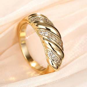 Anello con Design a Corda Intrecciata, Stile Texturizzato per Donne - Product Image 2