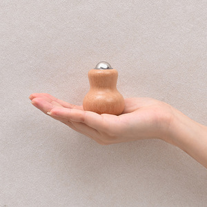 Rouleau de massage facial en acier inoxydable avec poigné<span class=keywords><strong>e</strong></span> en bois et boule de glace pour le soin du visage et des yeux - Product Image 4
