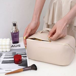 กระเป๋าเครื่องสำอางแบบพกพาปี 2024 กันน้ำ ขนาดใหญ่ ทำจากหนัง PU สำหรับผู้หญิง กระเป๋าใส่เครื่องสำอางคุณภาพสูงพร้อมช่องแบ่ง - Product Image 4