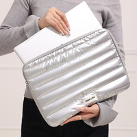 Logo personnalisé Vente en gros Argenté Portable Quilt Ordinateur Portable Housse Sac Couvre Puffy Ordinateur Portable Sac de Rangement avec Fermeture à Glissière