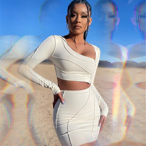 Ensemble deux pièces blanc pour femme, haut court à manches longues et jupe taille haute, en tissu à mémoire de forme, style décontracté, design asymétrique - Product Image 1