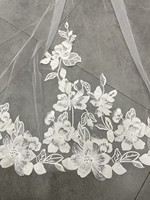 Voile de mariée en tulle délicat, style cathédrale, avec appliques florales en dentelle et ourlet dense, accessoires de mariage élégants et romantiques